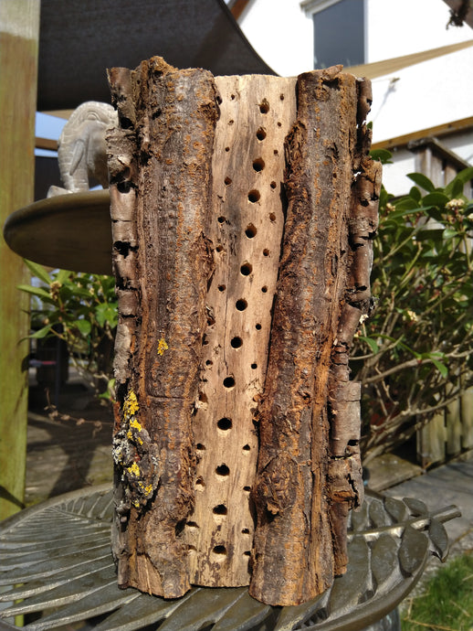 Insektenhotel Bienenhotel Nisthilfe Wildbienen handgemachte Holzfiguren Insektensterben