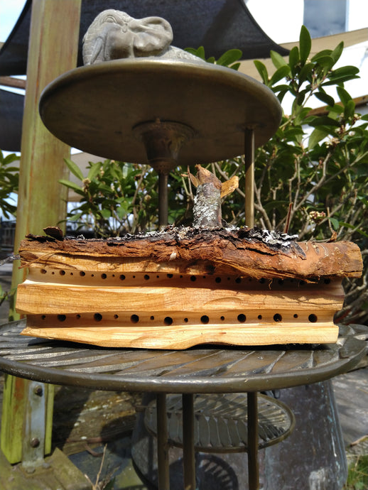 Insektenhotel Bienenhotel Nisthilfe Wildbienen handgemachte Holzfiguren Insektensterben Vogelfrass Vogelfraß Schutz Kunst Holzblock