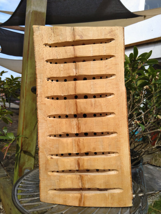 Insektenhotel Bienenhotel Nisthilfe Wildbienen handgemachte Holzfiguren Insektensterben Vogelfrass Vogelfraß Schutz Kunst Holzblock