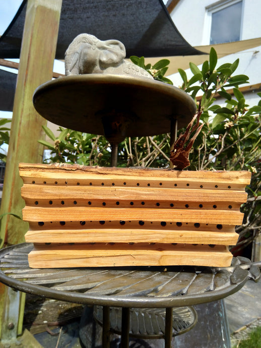 Insektenhotel Bienenhotel Nisthilfe Wildbienen handgemachte Holzfiguren Insektensterben Vogelfrass Vogelfraß Schutz